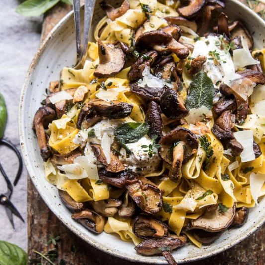 Chicken & Bacon Spaghetti Pasta. Creamy White Wine & Mushroom Sauce. Parmesan